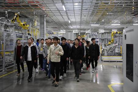 说明:机械工程学院18级新生赴北京现代重庆工厂参观学习