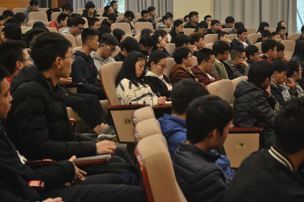 在场师生认真聆听讲座