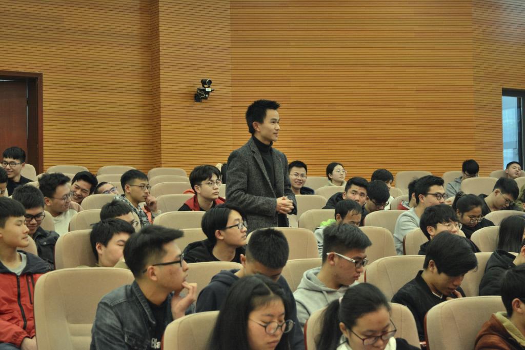 学生积极提问互动