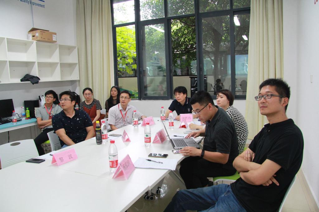 评委们观看选手展示作品