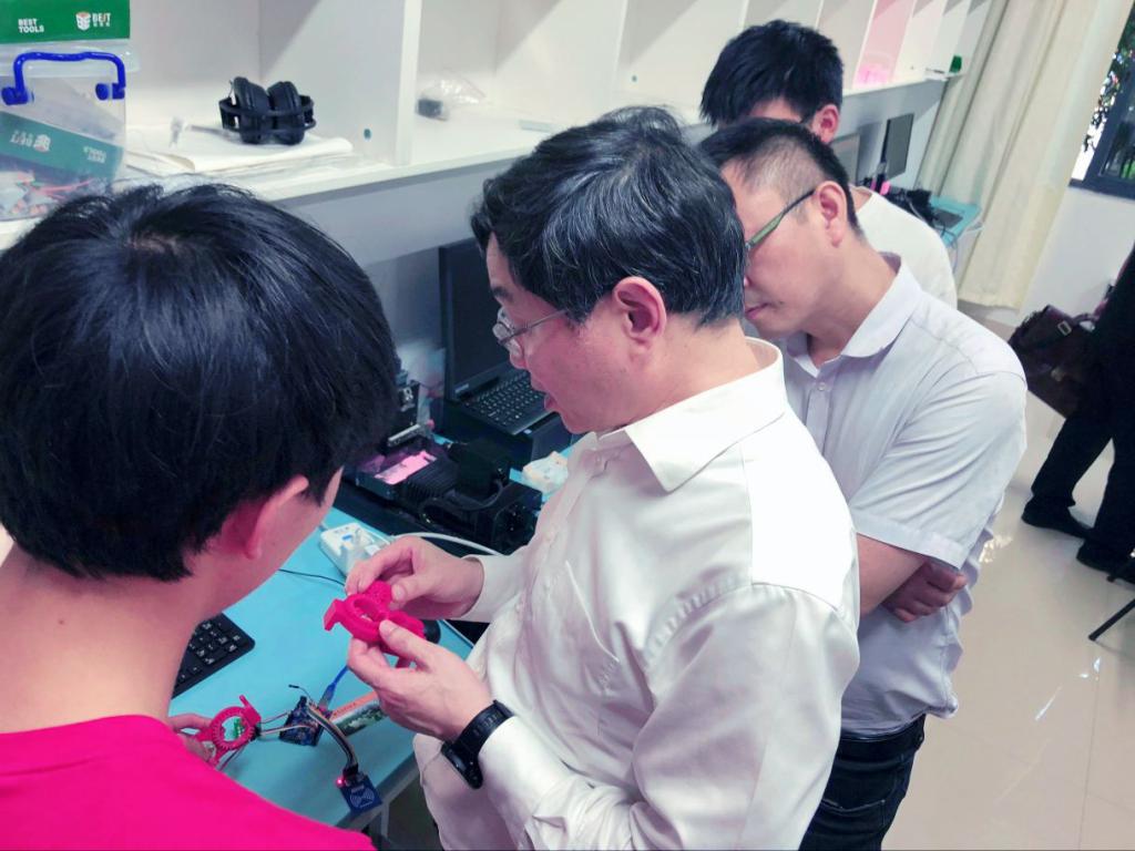 郭院长与学生面对面交流学生作品