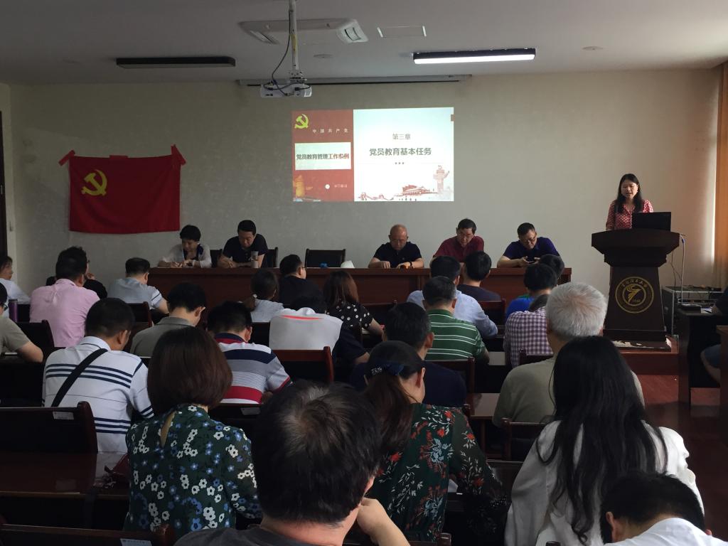 机械工程学院党委书记邹霞带领大家集体学习