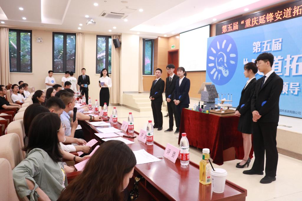参赛选手进行答辩