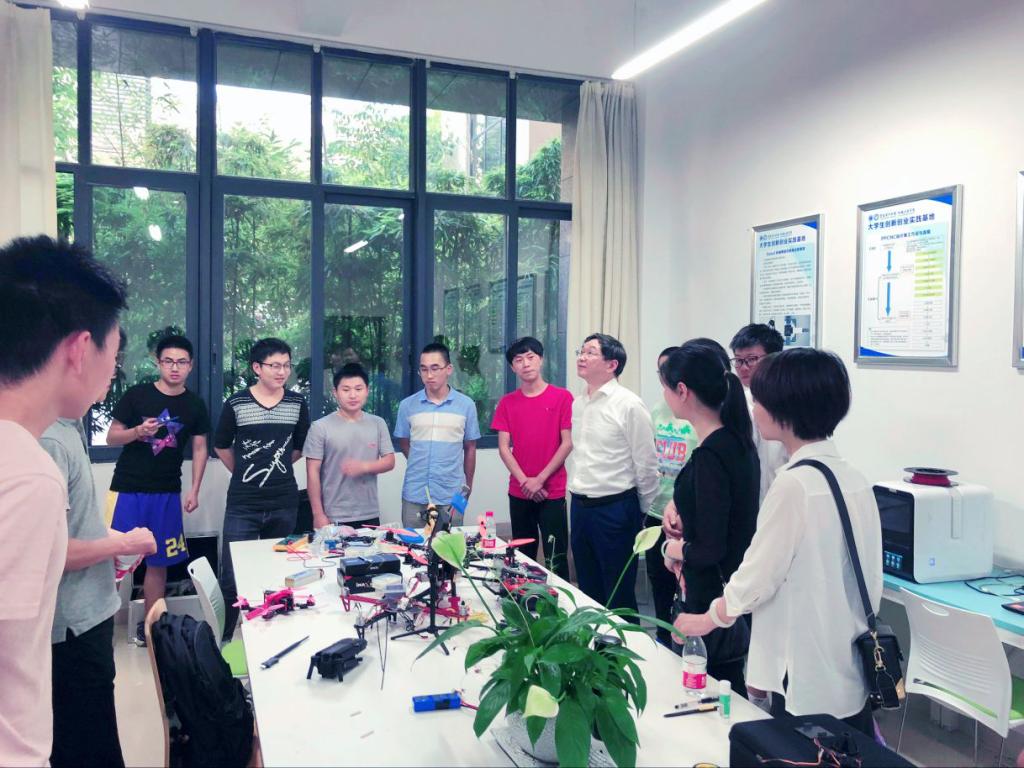 学院领导老师观看学生作品