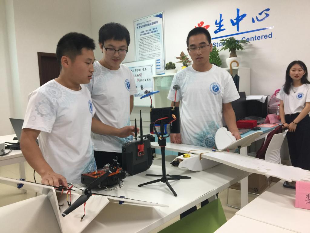 选手讲解他们的作品-仿生鸟