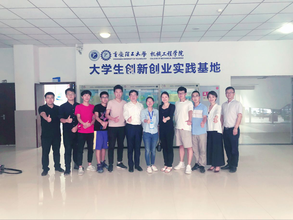 学院领导老师与实践基地学生代表合影留念